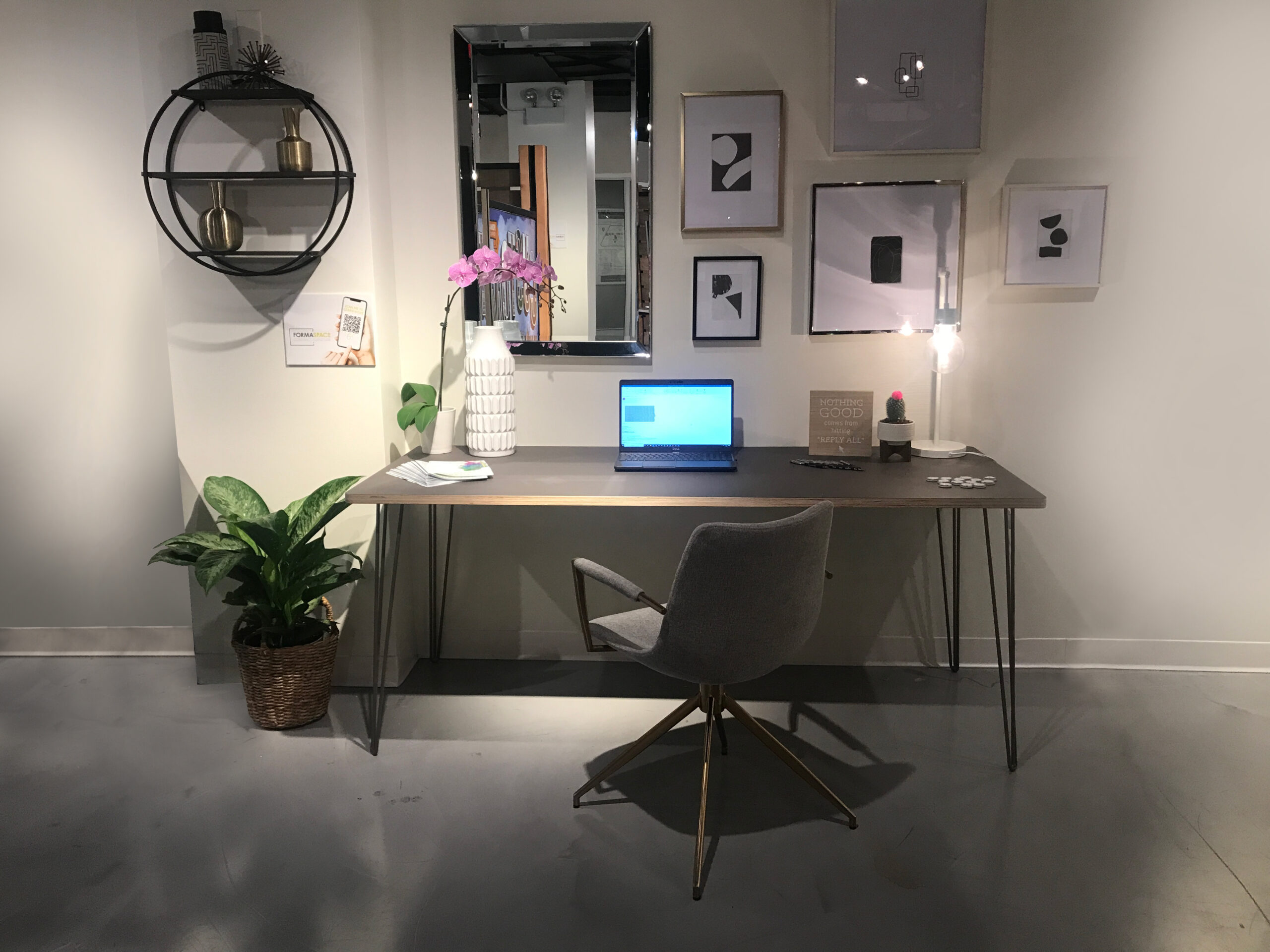 Residential Desk Formaspace Contract